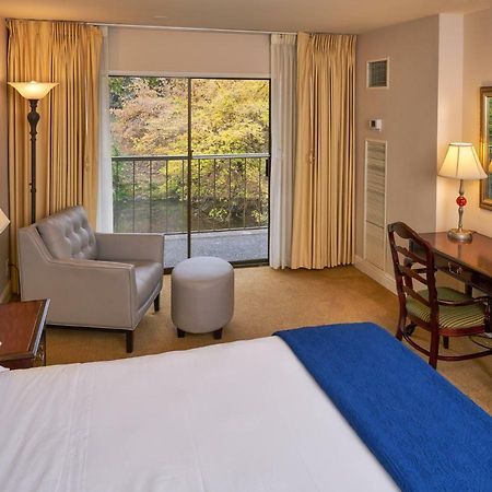 Inn At The Commons Медфорд Екстериор снимка