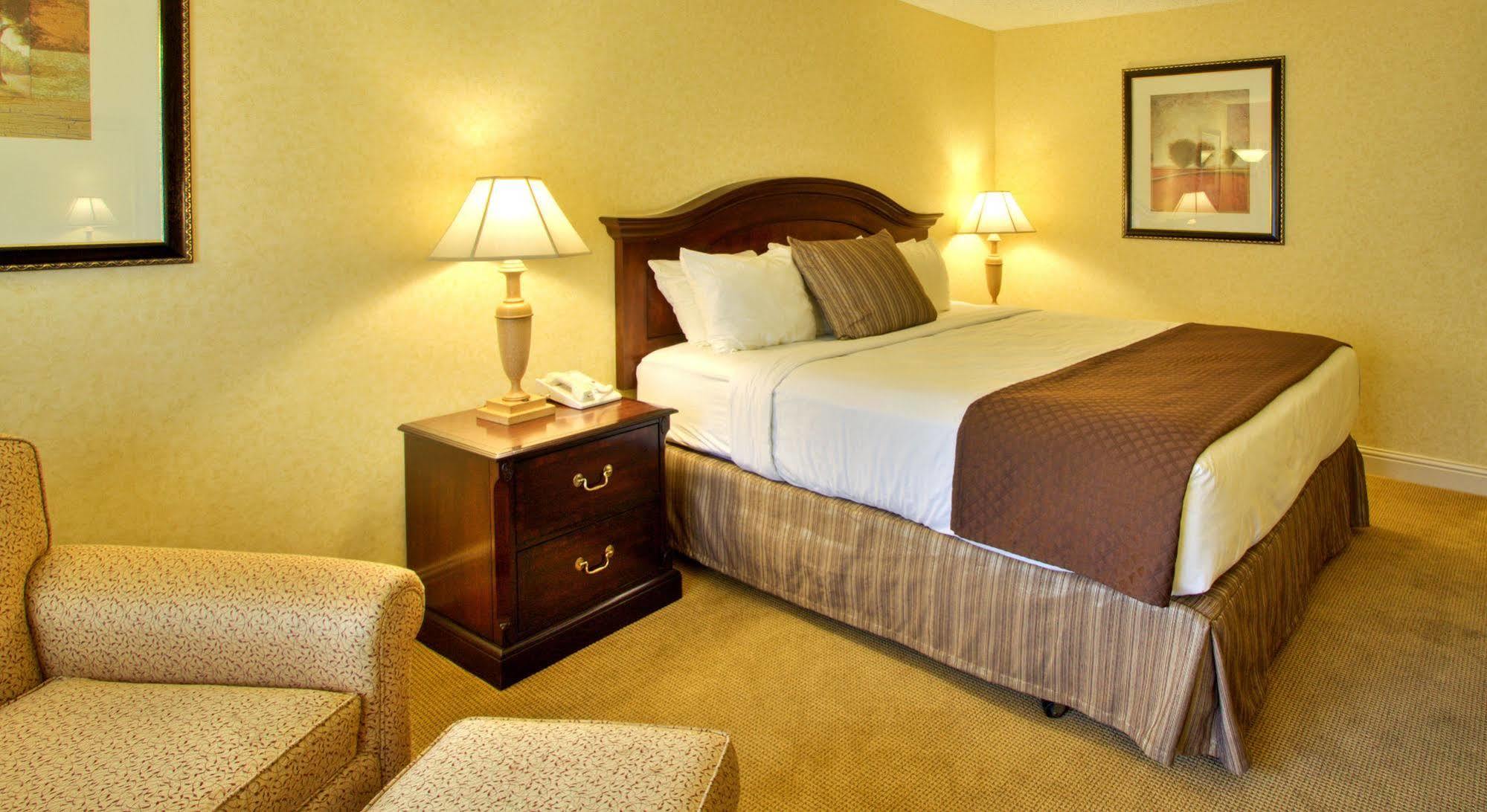 Inn At The Commons Медфорд Екстериор снимка