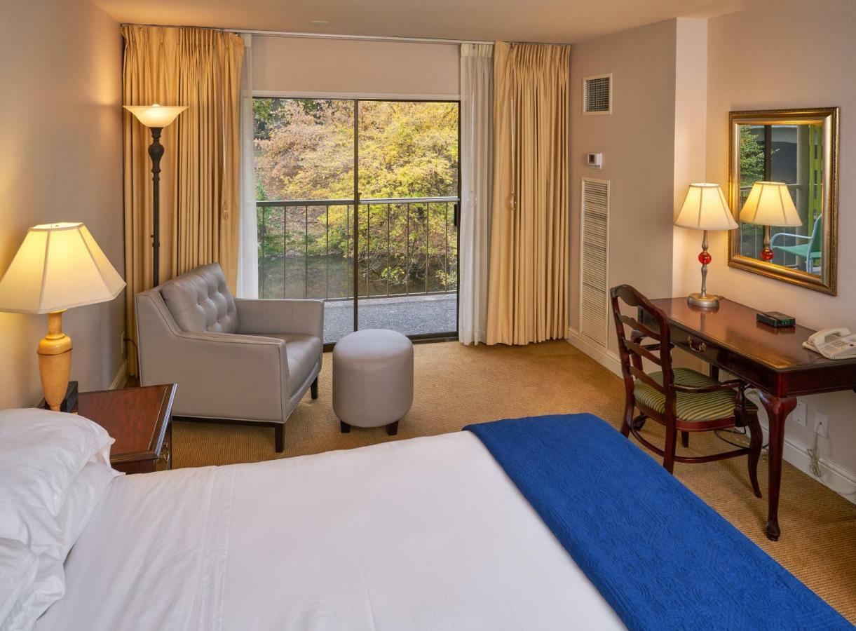 Inn At The Commons Медфорд Екстериор снимка